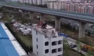 挖掘机怎么上楼顶